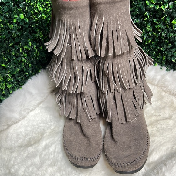 Minnetonka 3 layer fringe moccasin boots size 8 - Picture 7 of 14